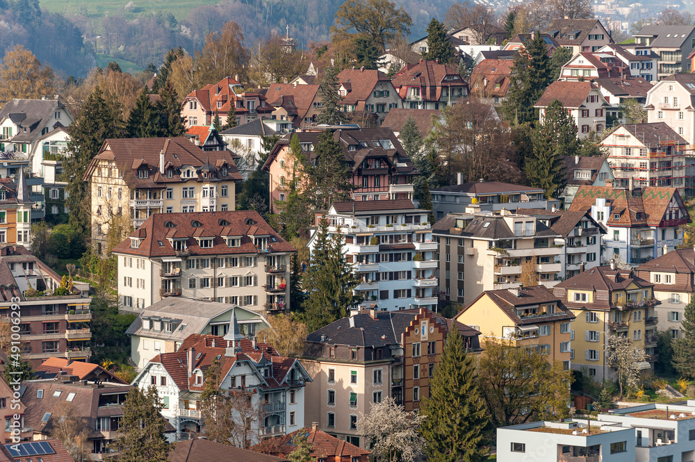 Das Häusermeer von Wohn- und Geschäftsgebäuden in der Innenstadt von Luzern, im gleichnamigen Kanton in der Schweiz aus der Vogelperspektive