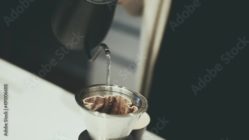 ドリップコーヒーを淹れる女性の手元 photo