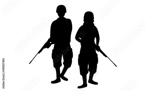 ライフル銃を構える兵士2人のシルエット、戦争やサバゲー