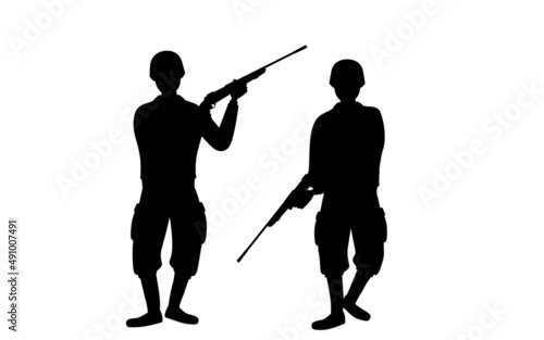 ライフル銃を構える兵士2人のシルエット、戦争やサバゲー