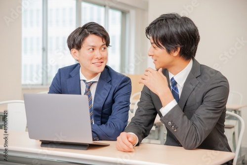 ミーティングをするビジネスパーソン
