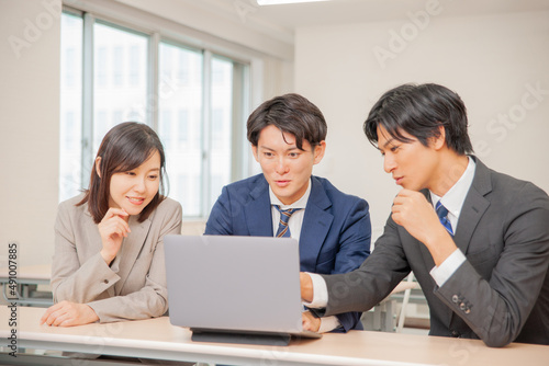 ミーティングをするビジネスパーソン
