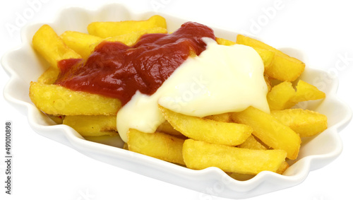 Pommes mit Mayonaise und Tomatenketchup (rot weiß)