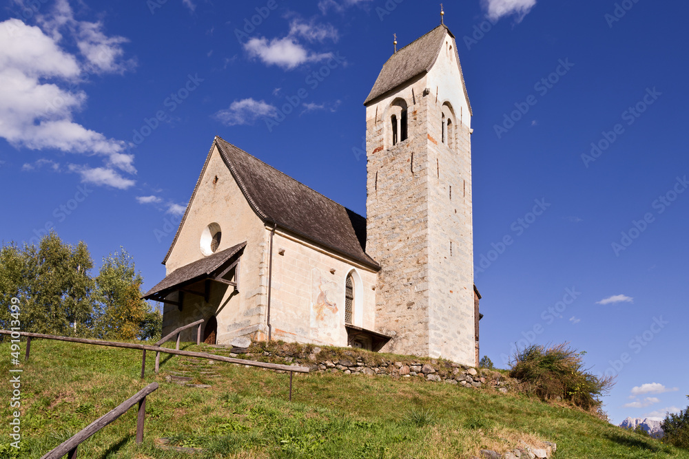 mittelalterliche Kirche bei schnauders im eisacktal