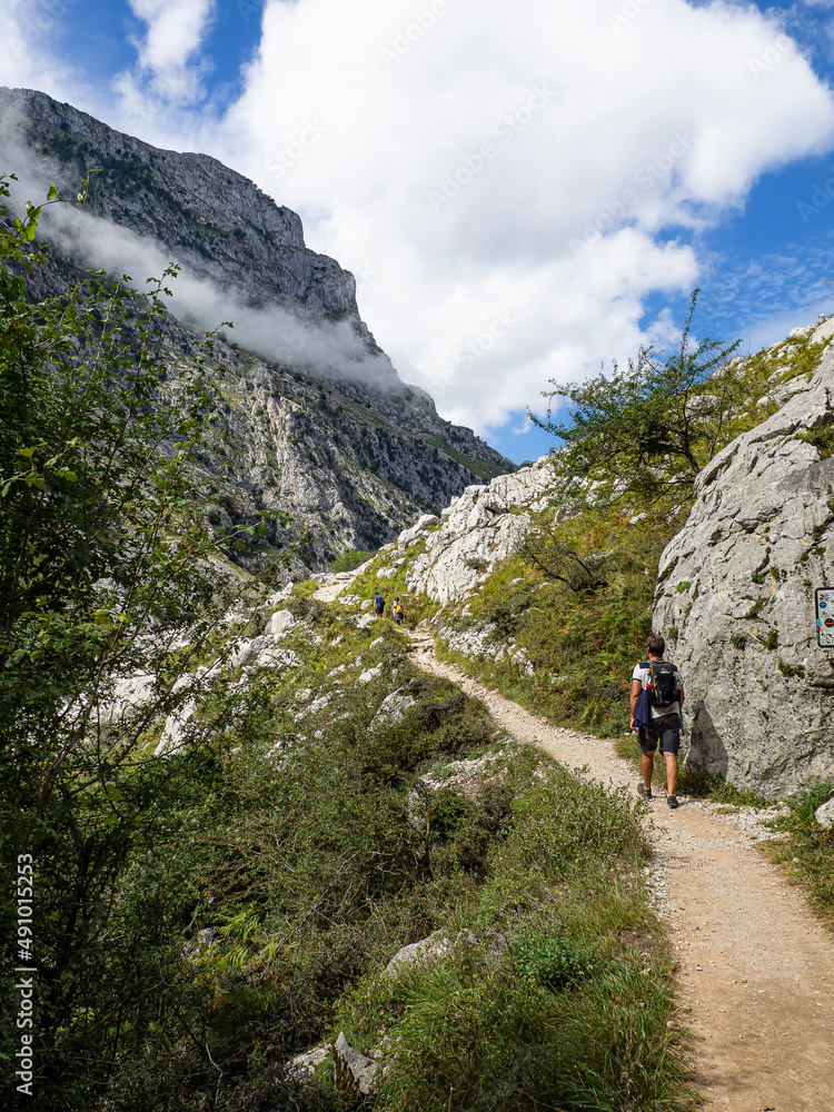 Ruta del Cares desde Poncebos en Asturias, para senderistas amantes de la naturaleza y excursiones de montaña, en el verano de 2020 Ruta del Cares desde Poncebos en Asturias, para senderistas amantes de la naturaleza y excursiones de montaña, en el verano de 2020