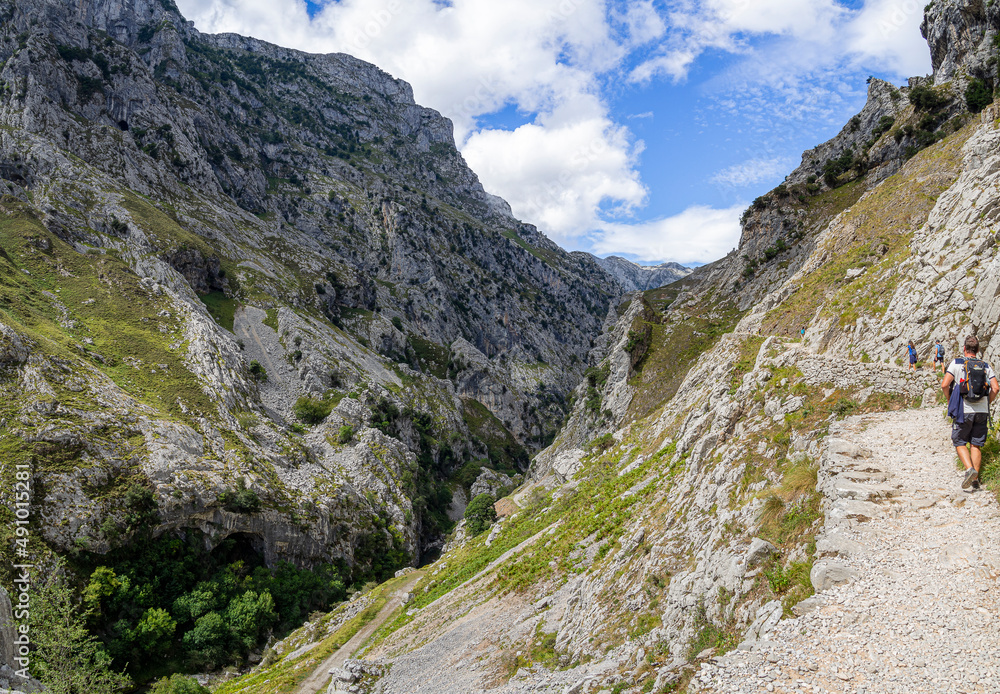 Ruta del Cares desde Poncebos en Asturias, para senderistas amantes de la naturaleza y excursiones de montaña, en el verano de 2020