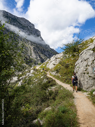 Ruta del Cares desde Poncebos en Asturias, para senderistas amantes de la naturaleza y excursiones de montaña, en el verano de 2020