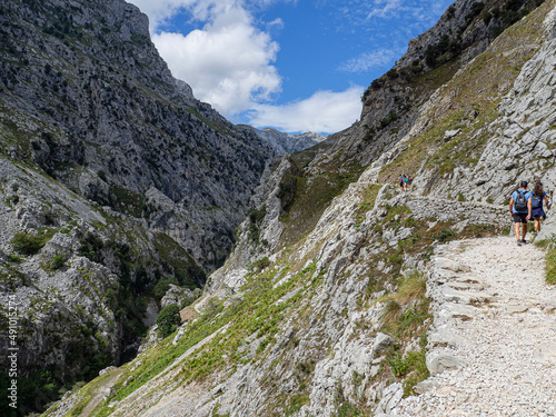 Vistas de senderistas en un camino en el acantilado de la montaña del Cares desde Poncebos en Asturias, para senderistas amantes de la naturaleza y excursiones , en el verano de 2020 photo