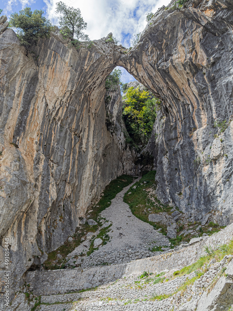 Formas en las rocas de la Ruta del Cares desde Poncebos en Asturias, para senderistas amantes de la naturaleza y excursiones de montaña, en el verano de 2020