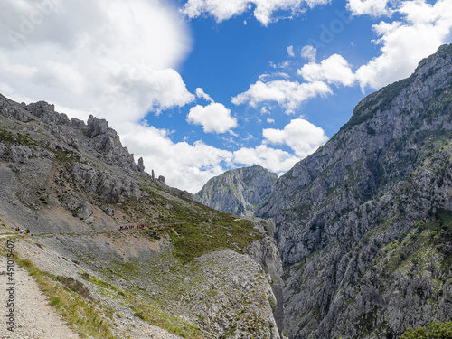 Vistas de un camino en el acantilado de la montaña del Cares desde Poncebos en Asturias, para senderistas amantes de la naturaleza y excursiones , en el verano de 2020