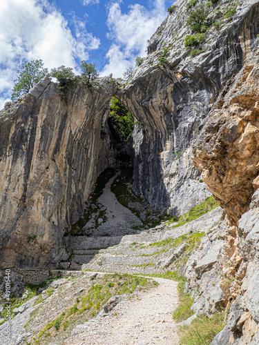 Ruta del Cares desde Poncebos en Asturias  para senderistas amantes de la naturaleza y excursiones de monta  a  en el verano de 2020