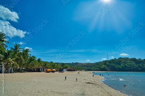 Fototapeta Naklejka Na Ścianę i Meble -  sunny blue sky landscape view of beach resort area on white sand in Philippines