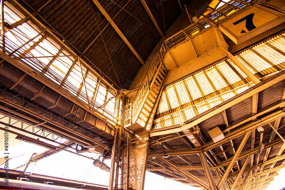 The roof structure is made of metal, decorated with translucent materials. The roof structure is made of metal, decorated with translucent materials.