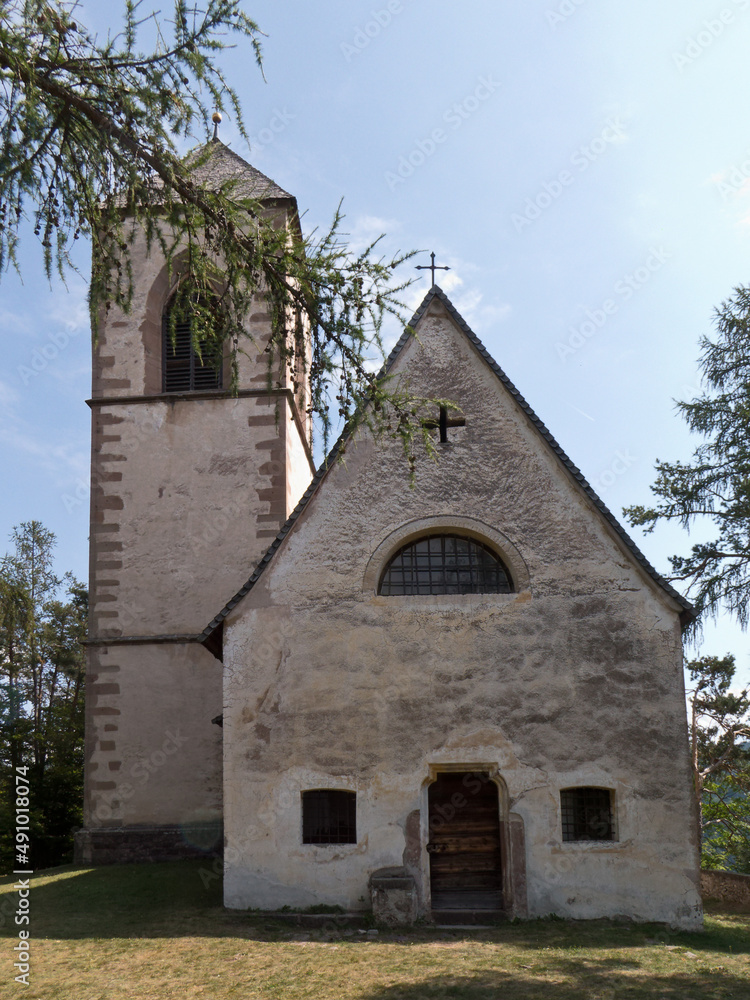 mittelalterliche Kirche unterhalb von Oberbozen am Ritten (Südtirol)