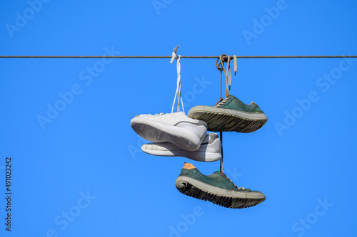 Turnschuhe über Drahtseil geworfen in Flensburg