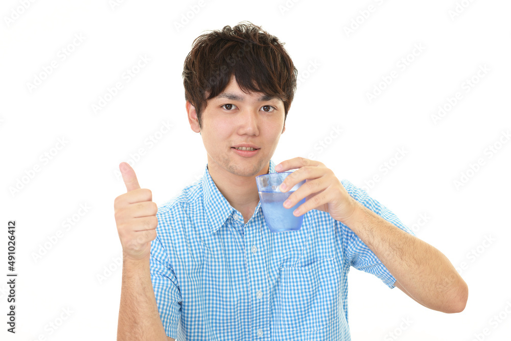 水分補給をする男性