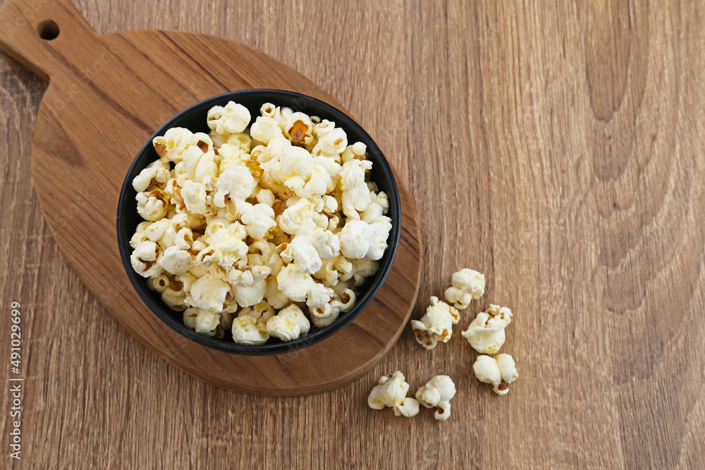 Popcorn, a kind of savory snack from corn seed. Served in a small bowl, selected focus.
Popcorn, a kind of savory snack from corn seed. Served in a small bowl, selected focus.