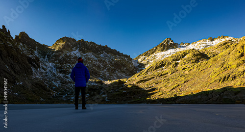 lago helado circo glaciar de Gredos