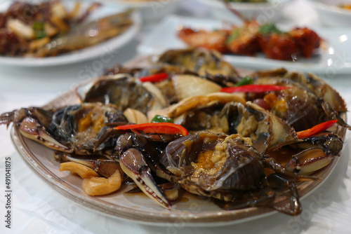 Soy sauce marinated crab is prepared and served to make it easy to eat.