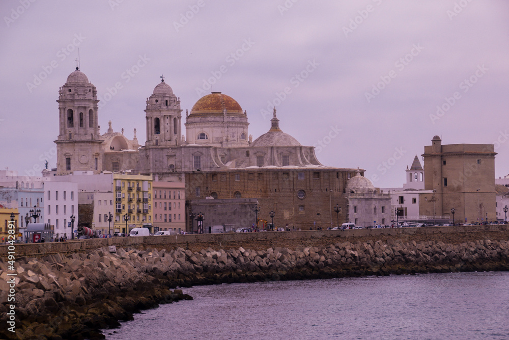 Panorámica de la Catedral de Cadiz desde el malecon