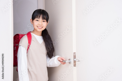 学校から帰宅してくる小学生の女の子 photo
