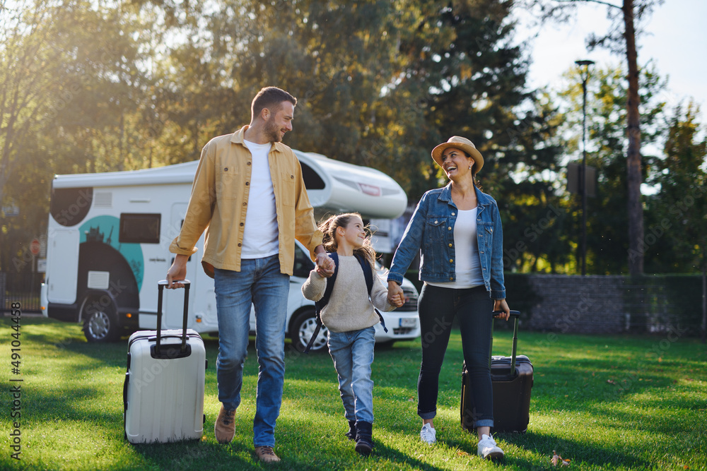 Ταπετσαρία Happy young family walking with suitcases, coming home from caravan trip outdoor