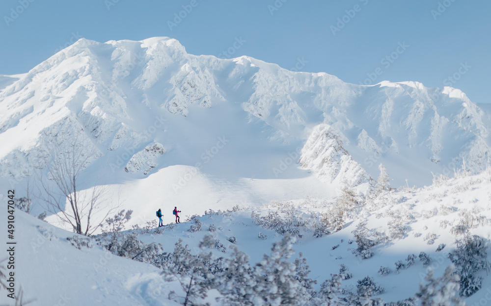 Φωτογραφία Landscape view of ski touring couple hiking up a mountain in the Low Tatras in Slovakia
