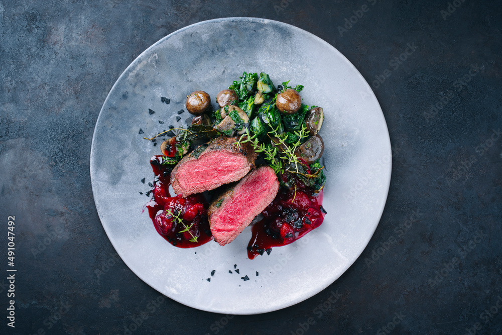 Modernes Style traditionell gebratenes dry aged Angus Filet Medaillon ...