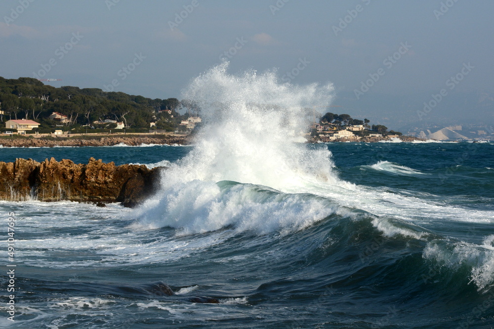 France, côte d'azur, Cap d'Antibes, la Garoupe, par un violent vent d'est de puissantes vagues se brisent sur les rochers. France, côte d'azur, Cap d'Antibes, la Garoupe, par un violent vent d'est de puissantes vagues se brisent sur les rochers.