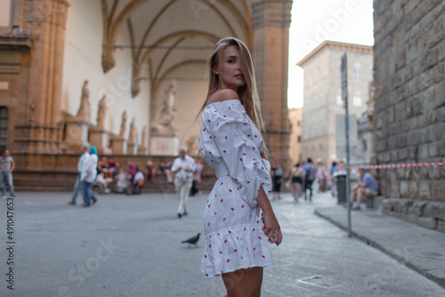 Young beautiful girl walks in the evening in the city © fotoplaton