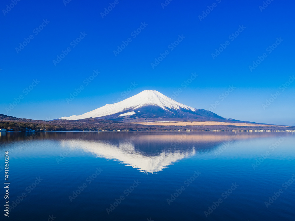 山中湖から眺める逆さ富士　冬景