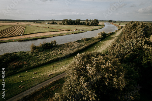 oldenburger münsterland mit felder wiese und schafe