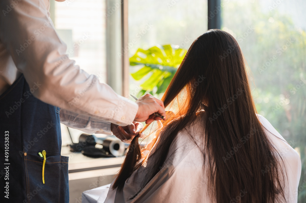 Naklejka premium hairdresser and beautiful client woman making treatment hair health care in fashion style salon