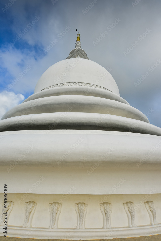 Stoupa blanche construite par les japonais sur la côte du Sri Lanka 