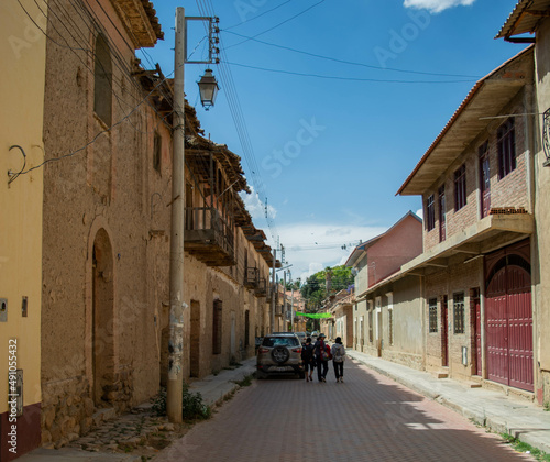 fotografia arquitectonica colonial de casas antiguas y estructuras viejas, en perspectiva de una calle