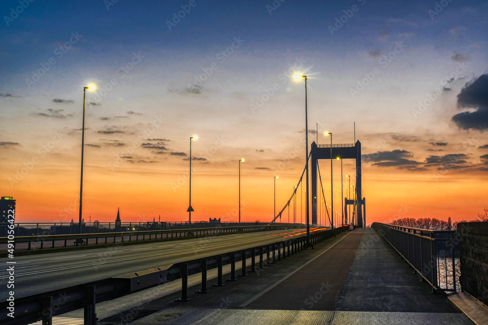 Brücke in Duisburg Ruhrort bei Sonnenuntergang 