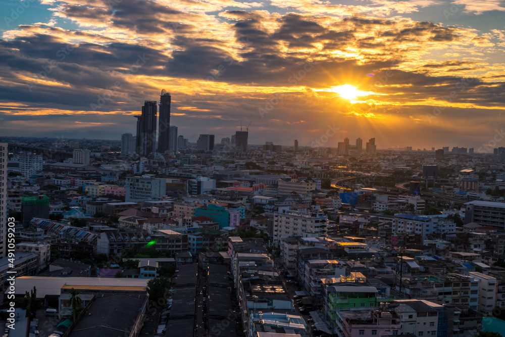 Obraz premium abstract background view of the colorful twilight sky.In the evening, the colorful changes (pink, orange, yellow, purple, sky) merge into the beauty of nature