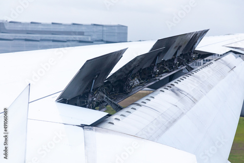 Foto The wing of an aircraft with open flaps on the wing that is landing