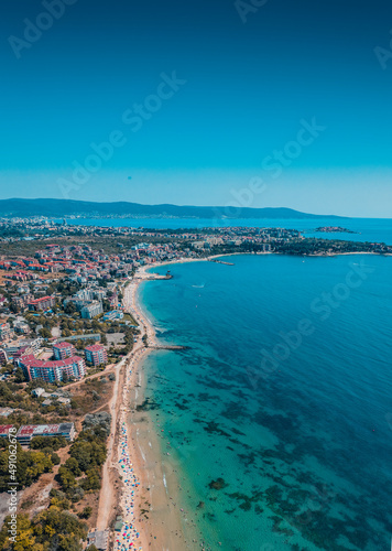 Plaża i fale z góry. Turkusowy wodny tło od odgórnego widoku. Seascape lato z powietrza. Widok z góry z drona. Koncepcja i pomysł na podróż