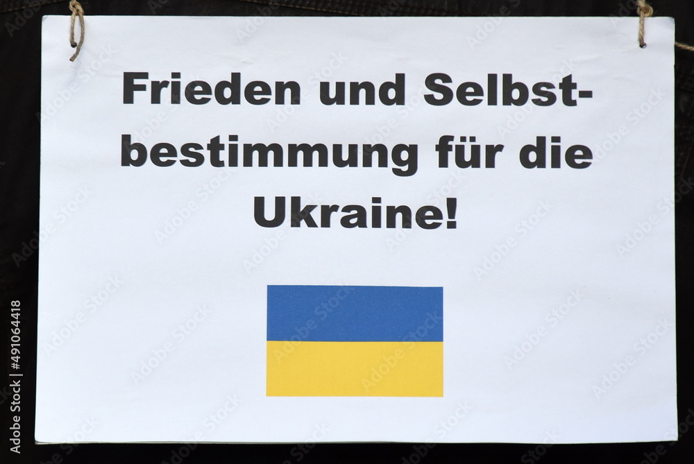 Schild auf einer Ukraine-Demo: Schild auf einer Ukraine-Demo: