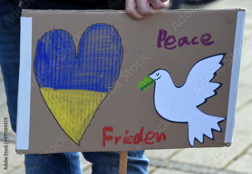 Pappschild auf einer Ukraine-Demo: 