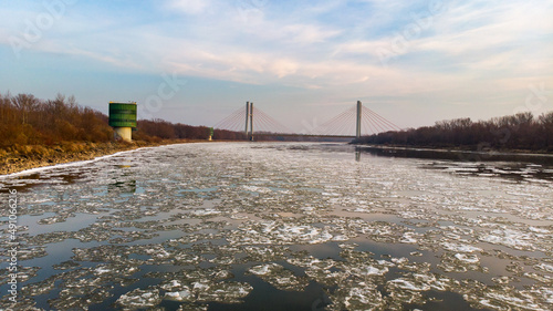 Most wiszący na rzece zimą