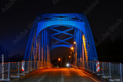 Bassin-Brücke am Hafen in Duisburg Ruhrort bei Nacht © hespasoft