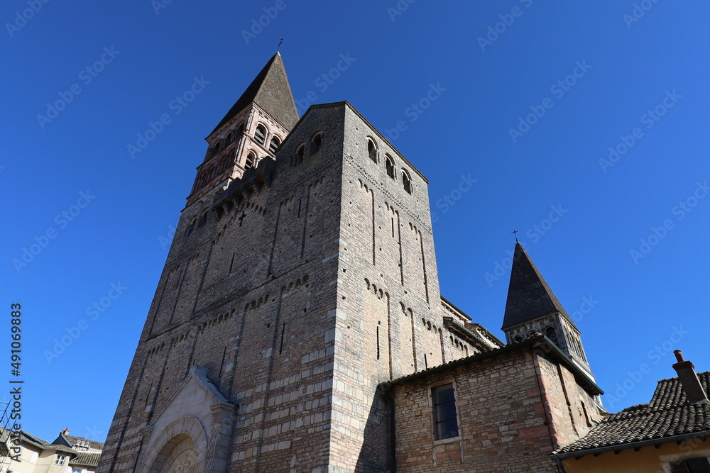 Fototapeta premium L'abbaye Saint Philibert, ancien monastère de style roman, vue de l'extérieur, ville de Tournus, département de Saône et Loire, France
