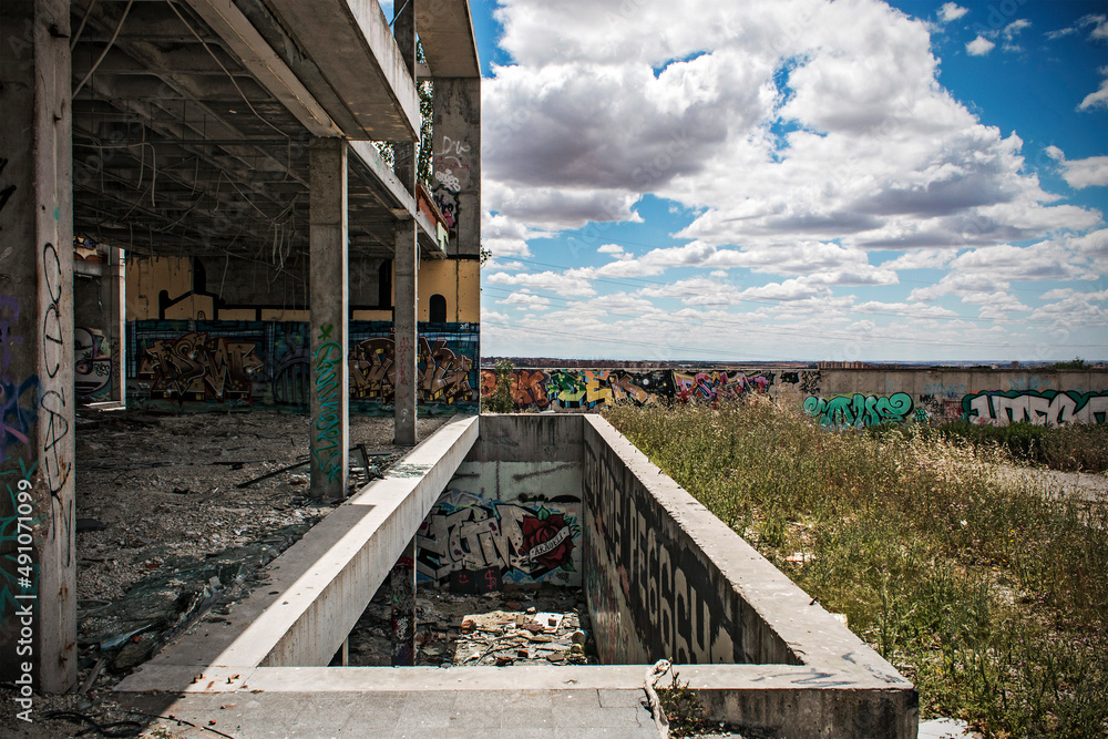 Obraz premium Building in ruins, with graffiti art