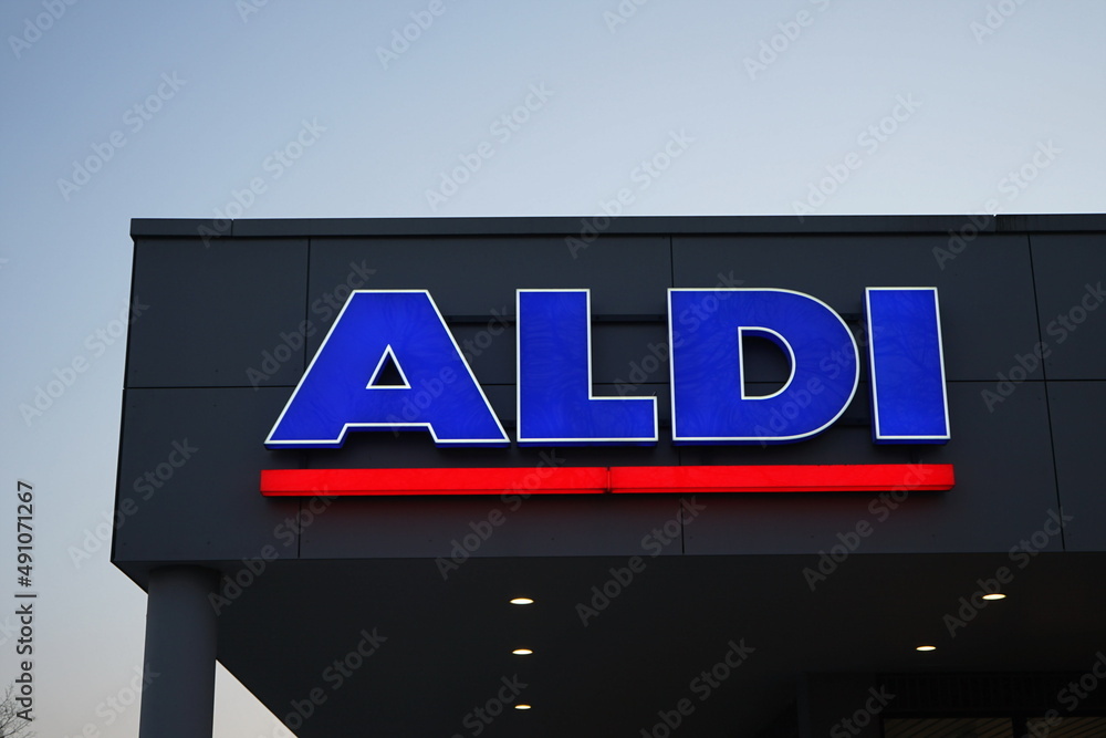 Moderne Filiale von Aldi Nord mit beleuchtetem Logo und Schriftzug in