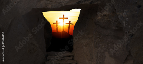 Ostern religiöser Hintergrund Grußkarte - Kreuzigung und Auferstehung Jesus Christus in Golgatha (Golgota), mit hell erleuchterter Grabstätte und drei Kreuzen photo