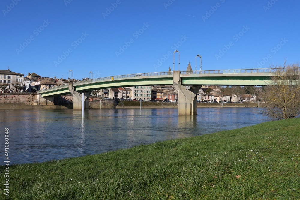Le pont Roger Gautheron, pont sur la rivière Saône, ville de Tournus, département de Saône et Loire, France
