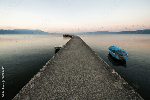 molo betonowe nad jeziorem ochrydzkim w Macedonii