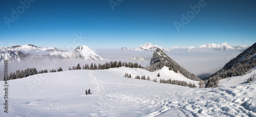 panorama de montagnes enneigées au dessus du brouillard